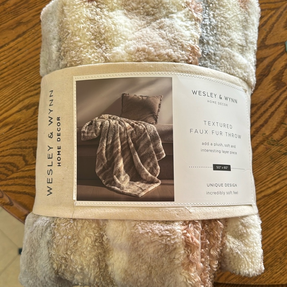 Wesley & Wynn Home Decor Faux Fur Throw Blanket
